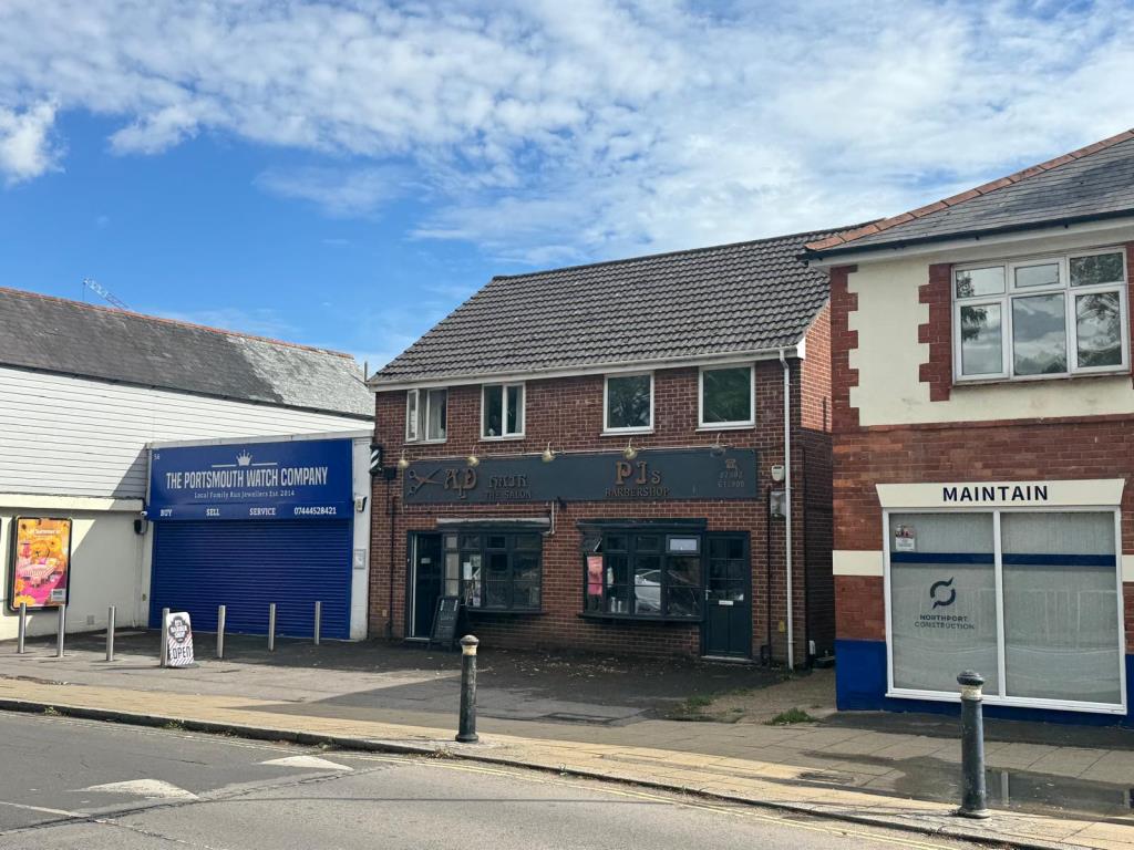 Lot: 3 - FREEHOLD GROUND RENT WITH LEASEHOLD COMMERCIAL UNIT - Commercial unit with flats above